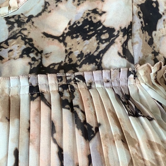 PINK AND BLACK MARBLE PRINTED PLEATED BLOUSE - Picture 4 of 7